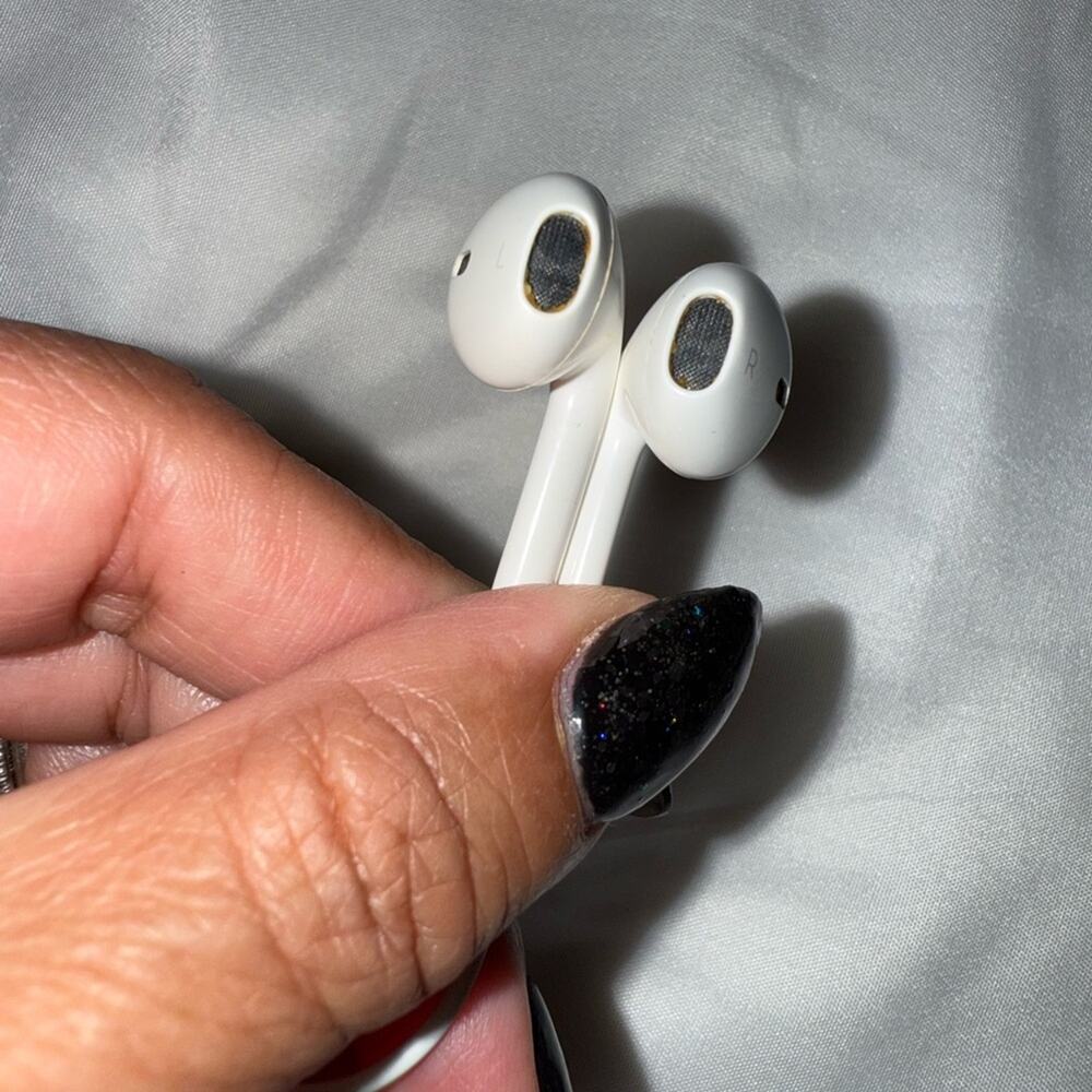 Apple Wireless White Earbuds